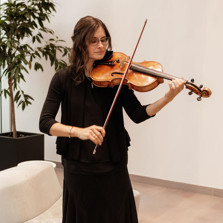 Professional wedding violin player Rebecca in Kitchener-Waterloo.